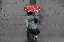 Žena pod deštníkem. Ilustrační foto