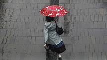 Žena pod deštníkem. Ilustrační foto