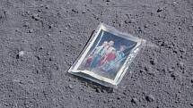 Nejmladší člen posádky mise Apollo 16 a do současnosti nejmladší člověk, jaký stanul na Měsíci, Charles Duke, položil před odletem na lunární povrch fotku své rodiny.