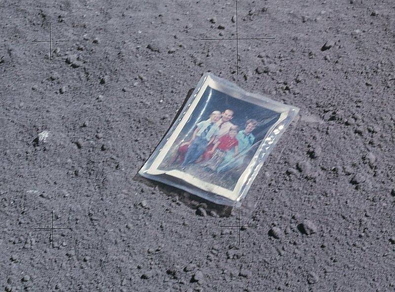 Nejmladší člen posádky mise Apollo 16 a do současnosti nejmladší člověk, jaký stanul na Měsíci, Charles Duke, položil před odletem na lunární povrch fotku své rodiny.