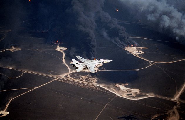 Letoun Grumman F-14A Tomcat stíhací letky 114 Aardvarks letí nad ropným vrtem zapáleným iráckými jednotkami během války v Perském zálivu v roce 1991. K 30. dubnu 1993 byla tato letka zrušena