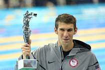 Michael Phelps se stříbrnou trofejí, kterou dostal od prezidenta plavecké federace FINA Julia Maglioneho.