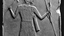 Reliéf zobrazující plně vyzbrojeného skytského válečníka se sekyrou, lukem a kopím
