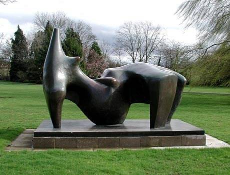 Bronzová plastika Ležící postava sochaře Henryho Moorea, odcizená v roce 2005