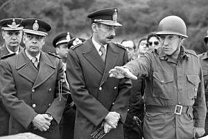 Představitelé vojensko-civilní argentinské diktatury Luciano Benjamín Menéndez, Jorge Rafael Videla a Antonio Domingo Bussi.