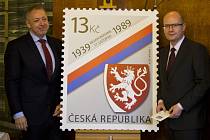 Letošní oslavy výročí revoluce mají vlastní poštovní známku. Vychází v nákladu jeden milion kusů a včera ji představil předseda vlády Bohuslav Sobotka s ministrem vnitra Milanem Chovancem (oba ČSSD). 
