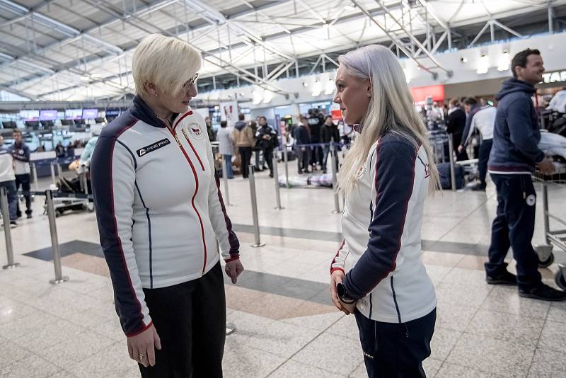 Část českých sportovců odletěla 1. února z Prahy zimní olympiádu v Jižní Koreji. Na snímku Karla Šlechtová a Barbora Havlíčková.