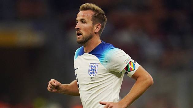 Anglický kapitán Harry Kane s páskou s duhovým srdcem