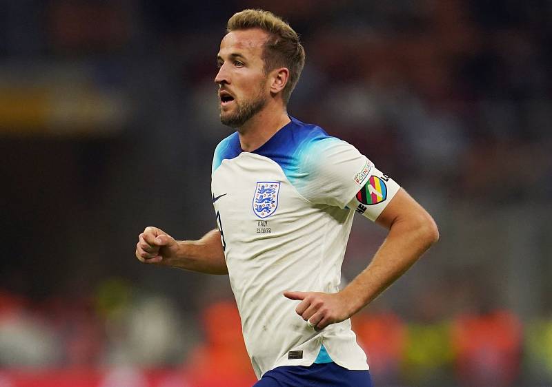 Anglický kapitán Harry Kane s páskou s duhovým srdcem