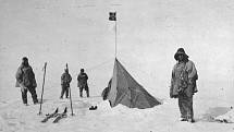 Robert Falcon Scott a jeho muži na jižním pólu, jehož dosáhli jako druzí a bohužel nepřežili zpáteční cestu. Zleva doprava Scott, Bowers, Wilson a P. O. Evans