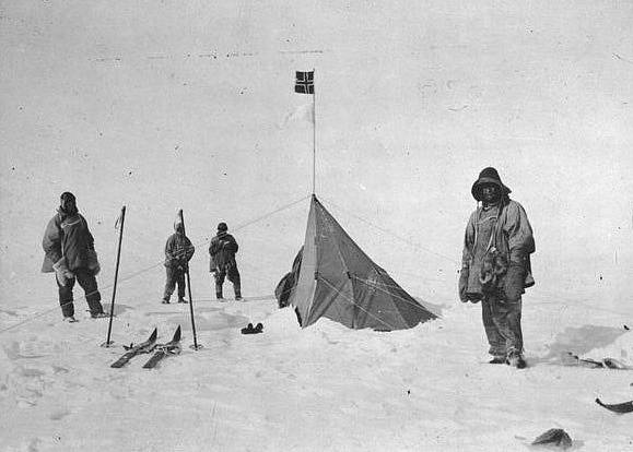 Robert Falcon Scott a jeho muži na jižním pólu, jehož dosáhli jako druzí a bohužel nepřežili zpáteční cestu. Zleva doprava Scott, Bowers, Wilson a P. O. Evans