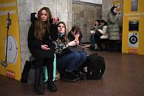 Obyvatelé Kyjeva se skrývají před ruskými útoky ve stanicích metra