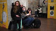 Obyvatelé Kyjeva se skrývají před ruskými útoky ve stanicích metra