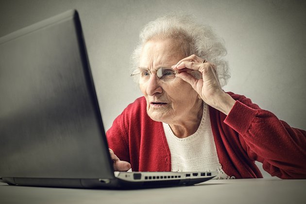 Člověk by měl vědět, jak správně používat počítač a chytrý mobil, říká seniorka