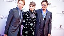 Johny Depp, Penelope Cruzová a Jerry Bruckheimer při premiéře filmu Piráti z Karibiku v Moskvě. Pozdější rozvod stál Deppa mimo jiné roli v sérii Fantastická zvířata.