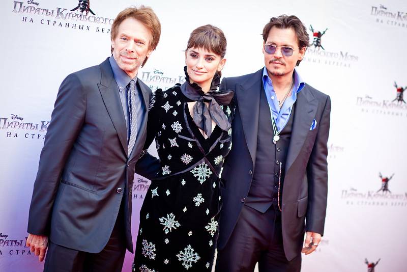 Johny Depp, Penelope Cruzová a Jerry Bruckheimer při premiéře filmu Piráti z Karibiku v Moskvě. Pozdější rozvod stál Deppa mimo jiné roli v sérii Fantastická zvířata.