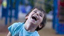 Děti se smějí 400krát denně, zato dospělí v průměru jen 20krát