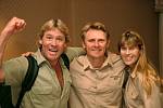 Steve Irwin (na snímku vlevo), který mezinárodně proslul se svou vlastní show jako "lovec krokodýlů", zemřel v roce 2006 poté, co jej přímo při natáčení zasáhl svým ostnem do srdce rejnok