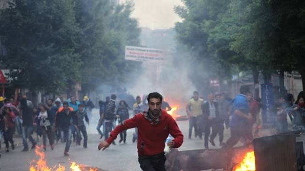 Turecká policie dnes velmi tvrdě udeřila proti tisícům demonstrantů shromažďujícím se v centru Istanbulu a metropole Ankary u příležitosti prvního výročí protivládních nepokojů. Řada osob utrpěla zranění. 