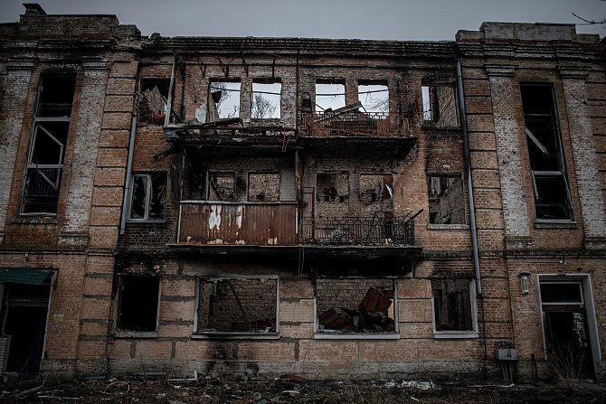 Zničené obytné domy na kyjevském předměstí kde se v prvních dnech ruské invaze odehrály prudké boje, 24. února 2023, Hostomel, Ukrajina.