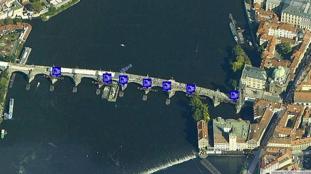 Pořádnou recesí je hned několik návrhů pro měření rychlosti na Karlově mostě.