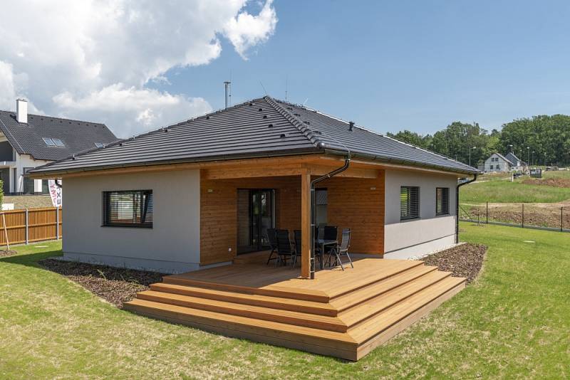 Přízemní rodinný dům v Tršicích u Olomouce je důkazem, že i typová dřevostavba dokáže splnit požadavky na jednoduché, praktické a pohodlné bydlení s respektem k životnímu prostředí.

