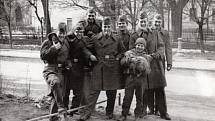 S KAMARÁDY. Pamětní fotka s kamarády z vojny pochází z února 1968, pořízená byla v Levoči. Luboš Koutný je na snímku druhý zleva.