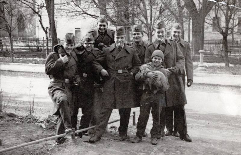 S KAMARÁDY. Pamětní fotka s kamarády z vojny pochází z února 1968, pořízená byla v Levoči. Luboš Koutný je na snímku druhý zleva.