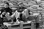 Obléhání Sarajeva, zima 1992-1993. Američtí hasiči John Jordan (vpravo) a Philip J. Rondina II. pomáhali vybavit sarajevský hasičský sbor, a to vším od bot až po hasičská auta, která do Sarajeva dopravili z Evropy a USA