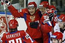 Alexander Ovečkin se raduje z branky, kterou vstřelil Bělorusku. V objetí se Sergejem Fjodorovem, gratulovat přijíždí Konstantin Kornejev.