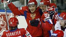 Alexander Ovečkin se raduje z branky, kterou vstřelil Bělorusku. V objetí se Sergejem Fjodorovem, gratulovat přijíždí Konstantin Kornejev.