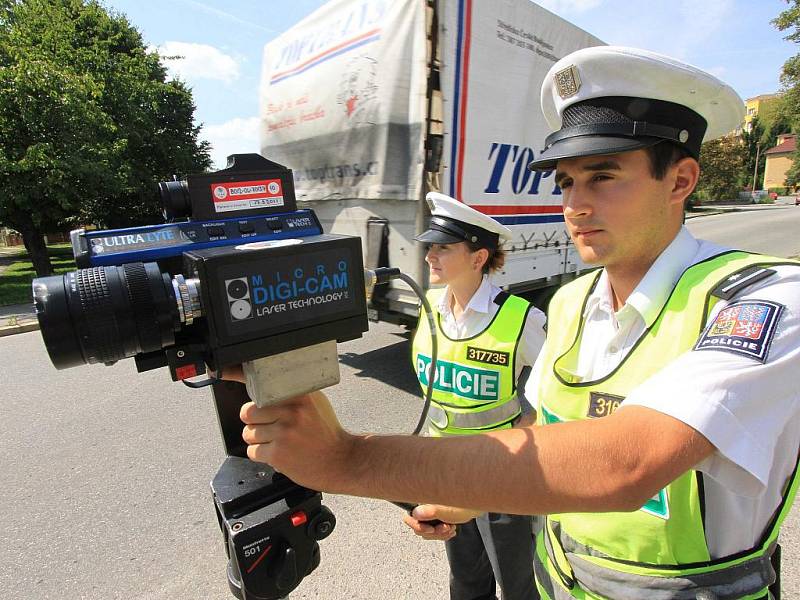 Policie kontrolovala dodržování povolené rychlosti mobilním radarem na českobudějovické Plavské ulici.