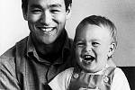 Slavný herec Bruce Lee drží v náručí malého syna Brandona. Netušil, že ani jednomu z nich nebude dopřán dlouhý život. Bruce Lee zemřel na následky otoku mozku, Brandona usmrtil projektil vypálený nešťastně přímo na place