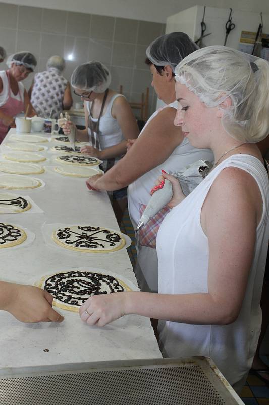 Přípravy chodských koláčů v bořické pekárně