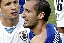 Giorgio Chiellini z Itálie ukazuje kousnutí od Liuse Suáreze z Uruguaye.