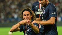 Edinson Cavani z Paris St. Germain (vlevo) a jeho oslava gólu.