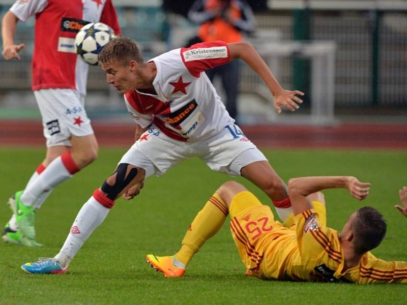 Ondřej Petrák ze Slavie (vlevo) hlavičkuje přes Luboše Kaloudu z Dukly Praha. 