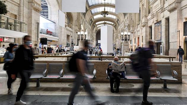 Lidé v rouškách na nádraží v Miláně