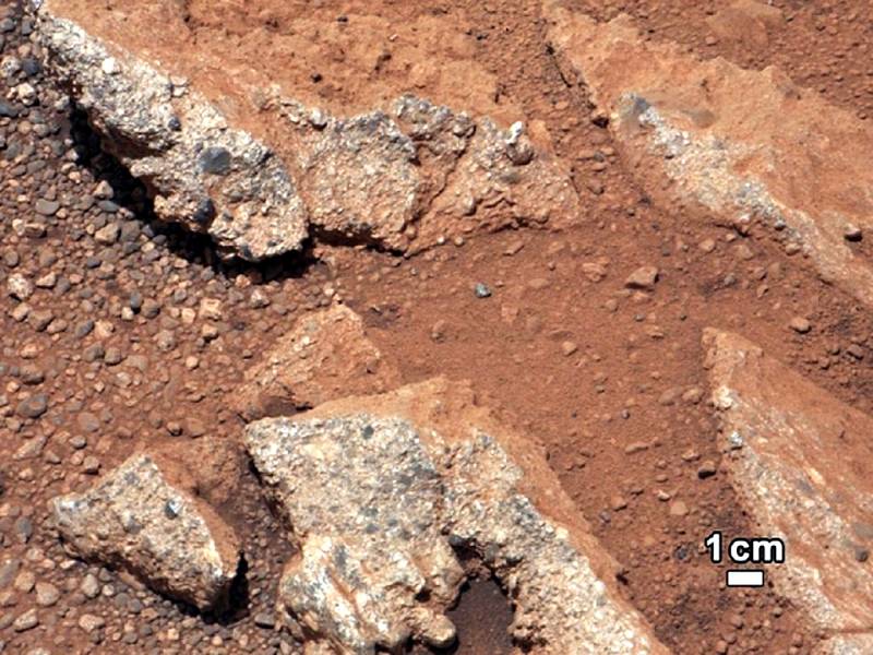 Vozítko Curiosity našlo na Marsu oblázky, které jsou stopou po řečišti vody.