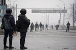 Policisté dohlížejí na demonstraci v kazašském městě Almaty, 5. ledna 2022.