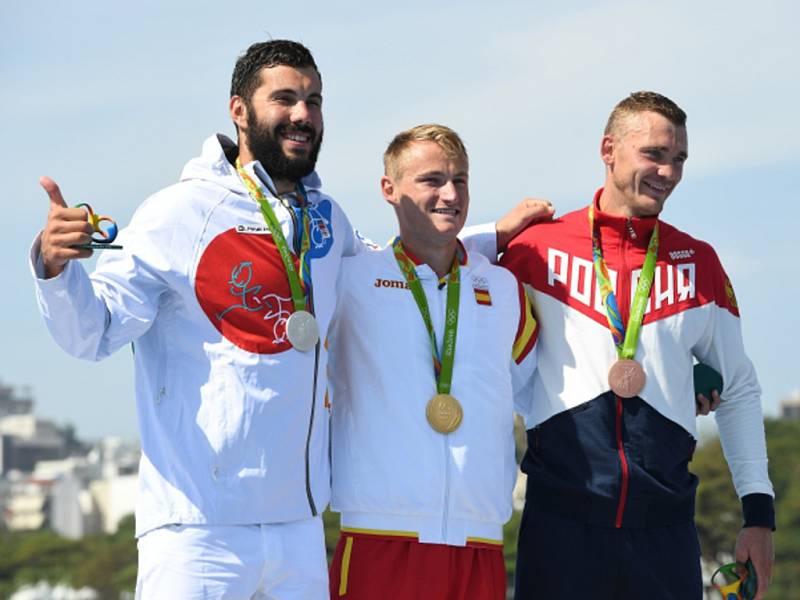 Kajakář Josef Dostál (vlevo) vybojoval na olympijských hrách v Riu stříbro. Nestačil jen na Marcuse Walze (uprostřed), bronz získal Roman Anoškin.