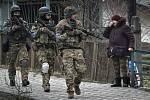 Ukrajinští vojáci v obci Buča u Kyjeva