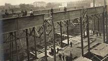 Výstavba elektrárny Trmice (17.10.1914,stavba kotelny a strojovny, v pozadí dnešní budova nádraží ČD Trmice)