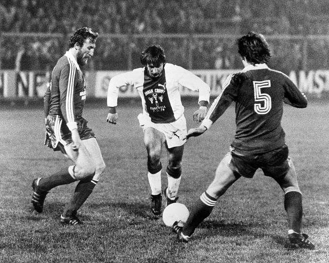 Johan Cruyff v dresu Ajaxu (uprostřed) proti Bayernu Mnichov.