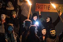 Několik tisíc lidí demonstrovalo v sobotu večer v centru Londýna a ve Washingtonu proti politice svých vlád. Protest jako každoročně v tento den svolalo hnutí Anonymous, které proslulo bojem za občanské svobody. 