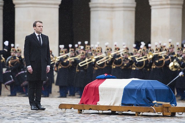 Francouzský prezident Emmanuel Macron udělil zabitému četníkovi, který se nechal vyměnit za rukojmí, státní vyznamenání.