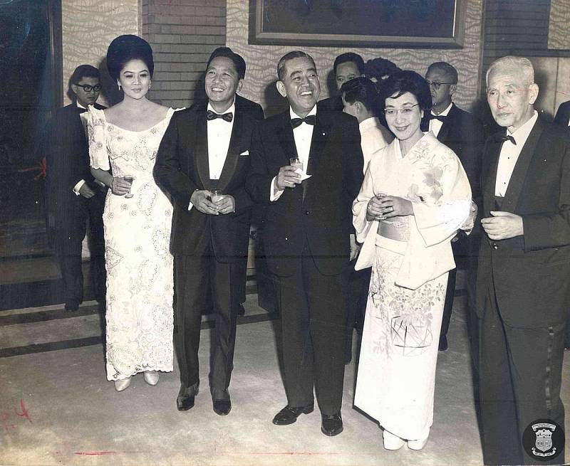 Ferdinand a Imelda Marcosovi s japonským premiérem Eisaku Sato a jeho manželkou, 30. září 1966