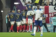 Francouzi se radují z úvodního gólu zápasu Auréliena Tchouaméniho