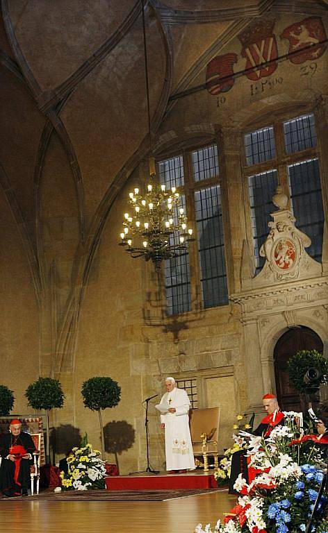 Papež Benedikt XVI. se setkal ve Vladislavském sále Pražského hradu se zástupci vysokých škol. Papež si tento bod programu jako bývalý profesor sám vymínil. Sešlo se zde asi 800 profesorů a studentů. 