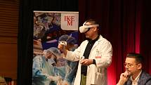 Přednosta Kliniky transplantační chirurgie IKEM Jiří Froněk ukazuje možnosti dnešních nástrojů pro virtuální  realitu.